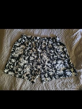 west loop Black & White Floral Elastic-Waist Women’s Shorts